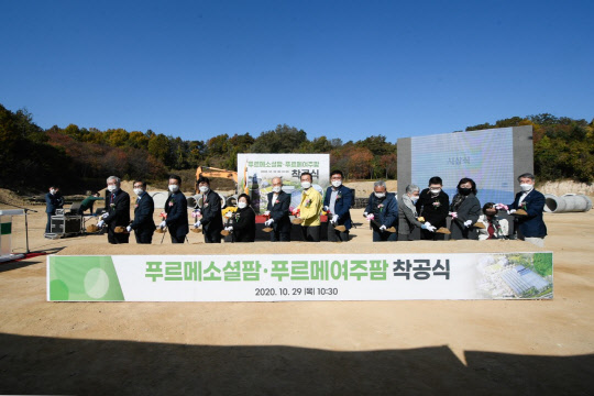 한국에너지기술연구원은 지난달 29일 경기 여주 '푸르메 여주팜'에서 '재생에너지 융복합 시스템 기반 에너지 자립형 스마트팜 실증사업'을 위한 착공식을 가졌다. 에너지기술연 제공